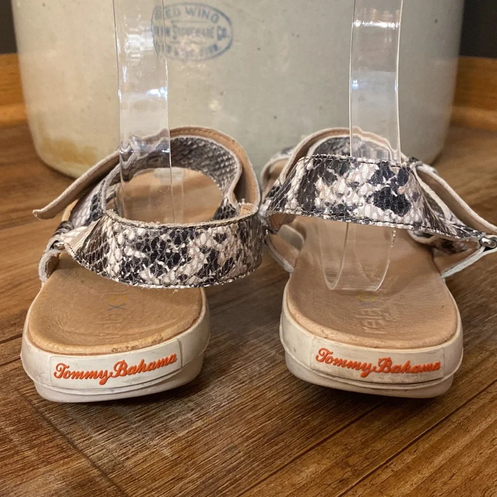Tommy Bahama Inisha Reflexology Leather Snakeskin Black cream sandals size 9
